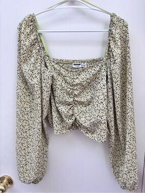 Noisy May - Women’s Floral Ruched Long-Sleeve Square Neck Top - Green w flowers